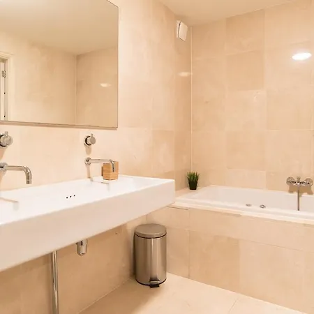 Δωμάτια σε οικογενειακή κατοικία Marble